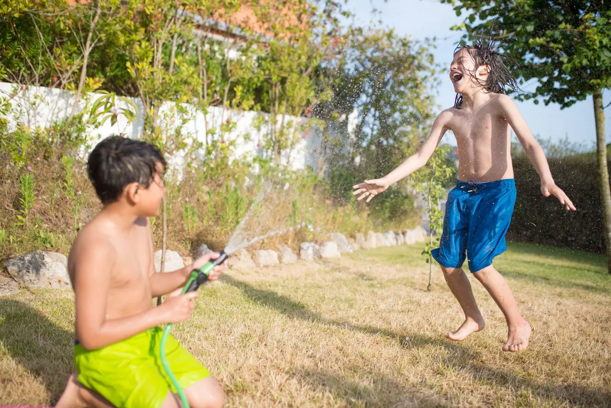 Que faire avec son enfant par fortes chaleurs ? Activités d'été et jeux d'eau pour rester au frais