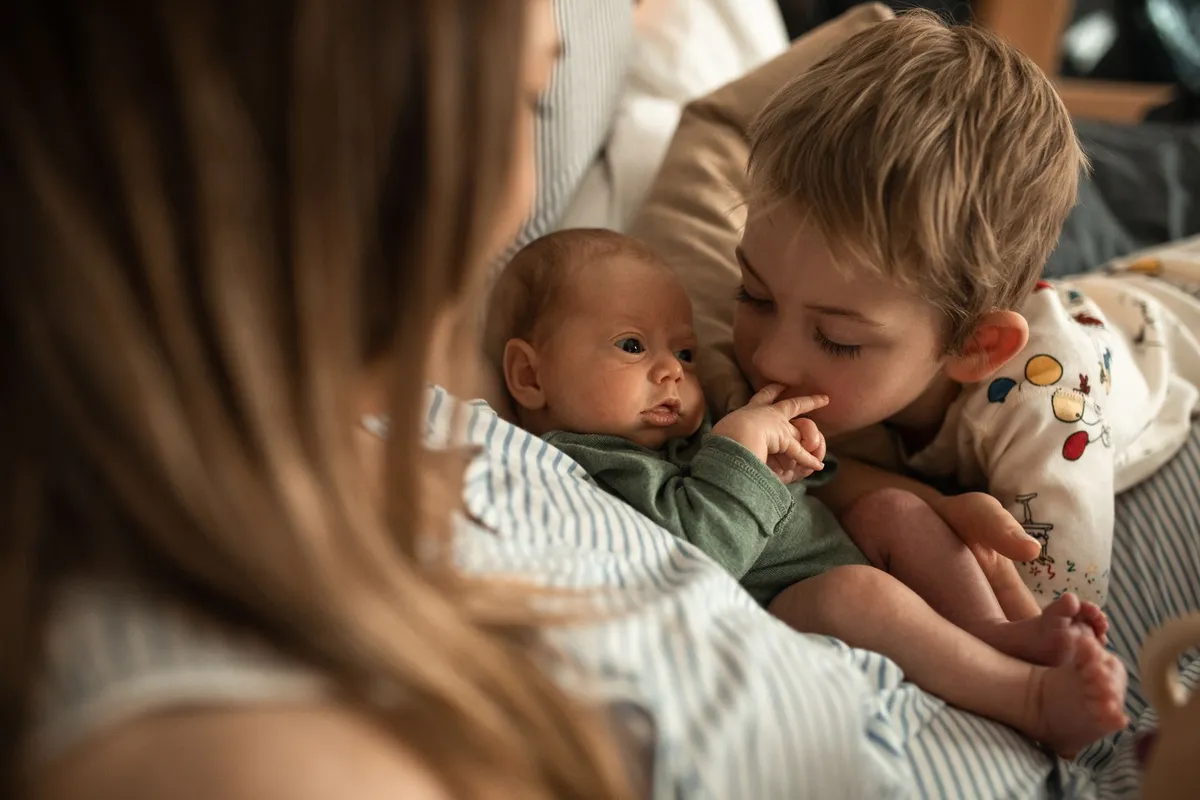 Mon aîné est jaloux du bébé : comment aider le grand quand le deuxième arrive