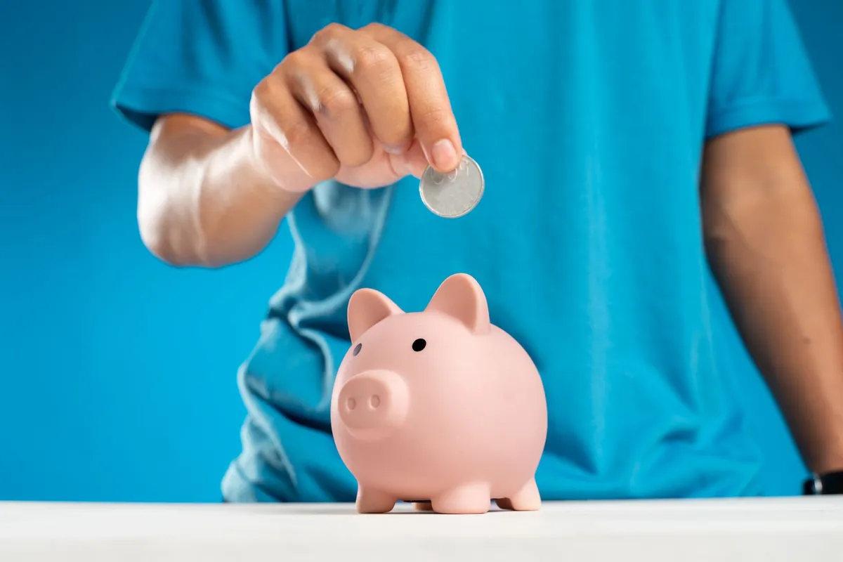 Argent de poche ado : combien donner, à quel rythme et comment l'aider à gérer son budget