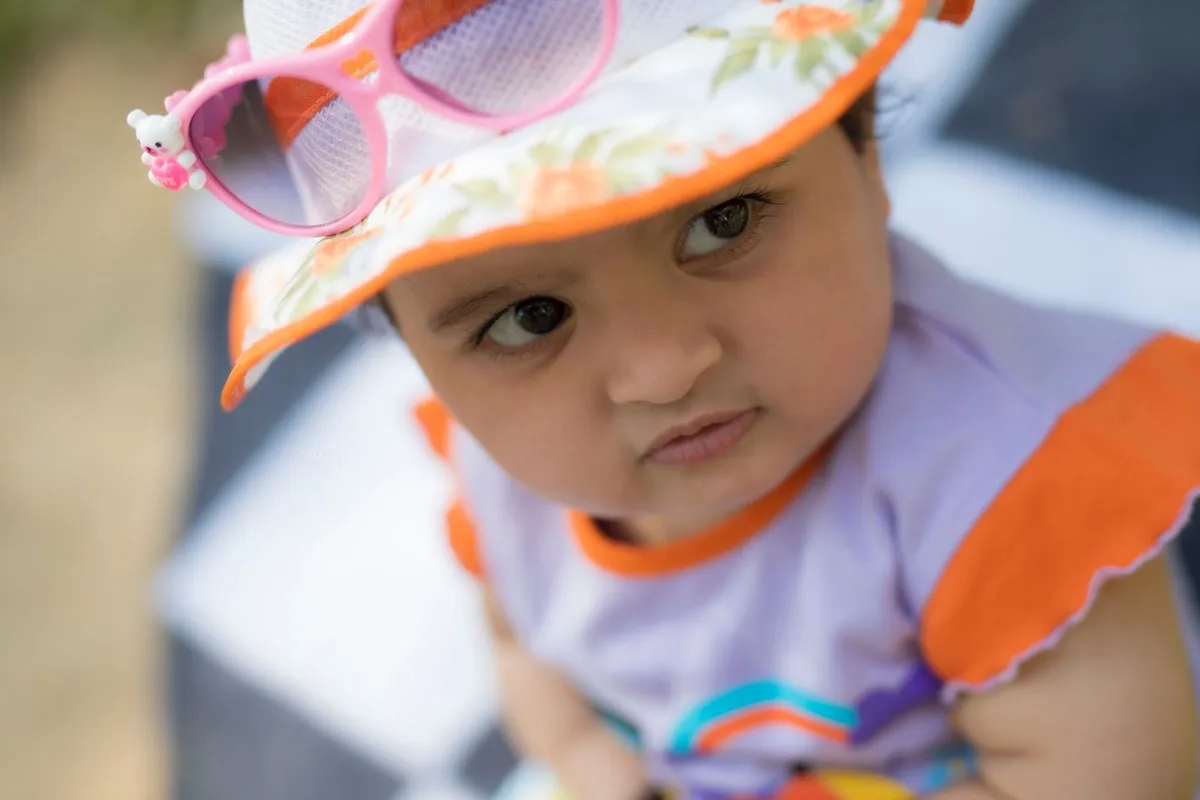 Bébé dehors l'été : voiture, poussette, soleil — les bons réflexes (et les pièges)