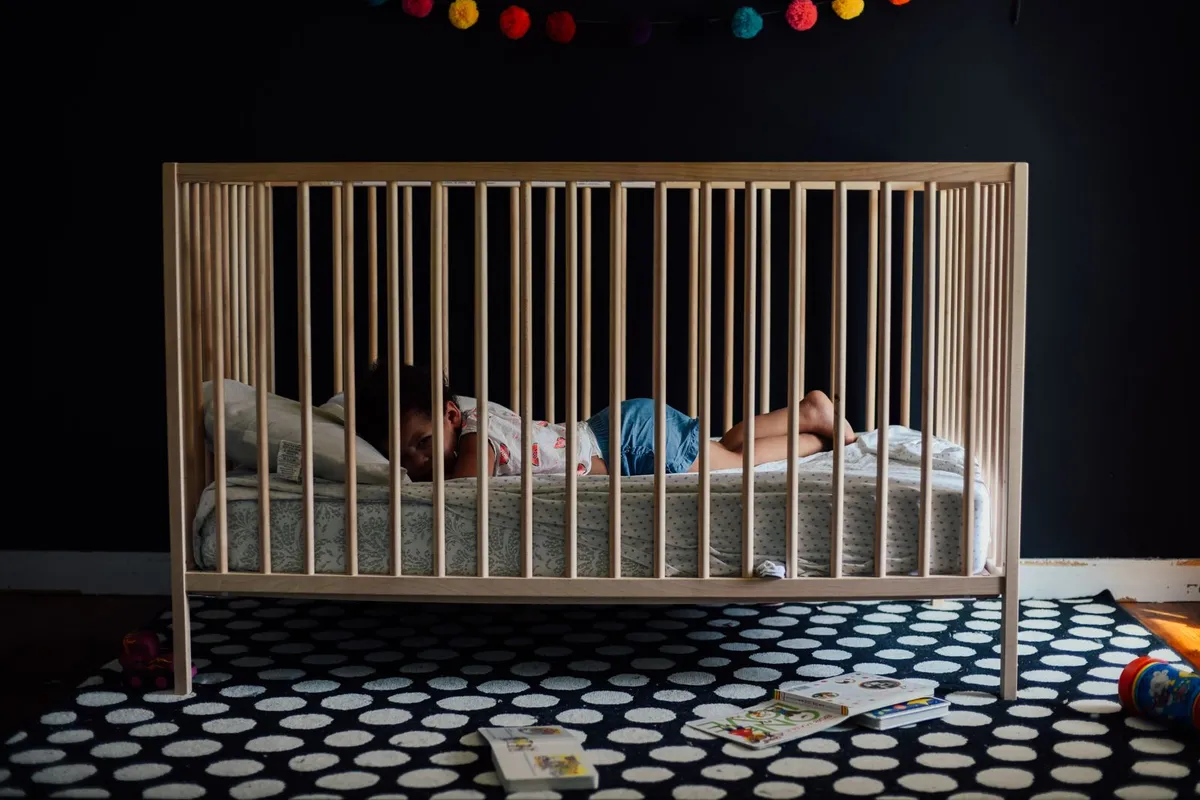 Faire dormir bébé avec la climatisation : danger ou fausse peur ?