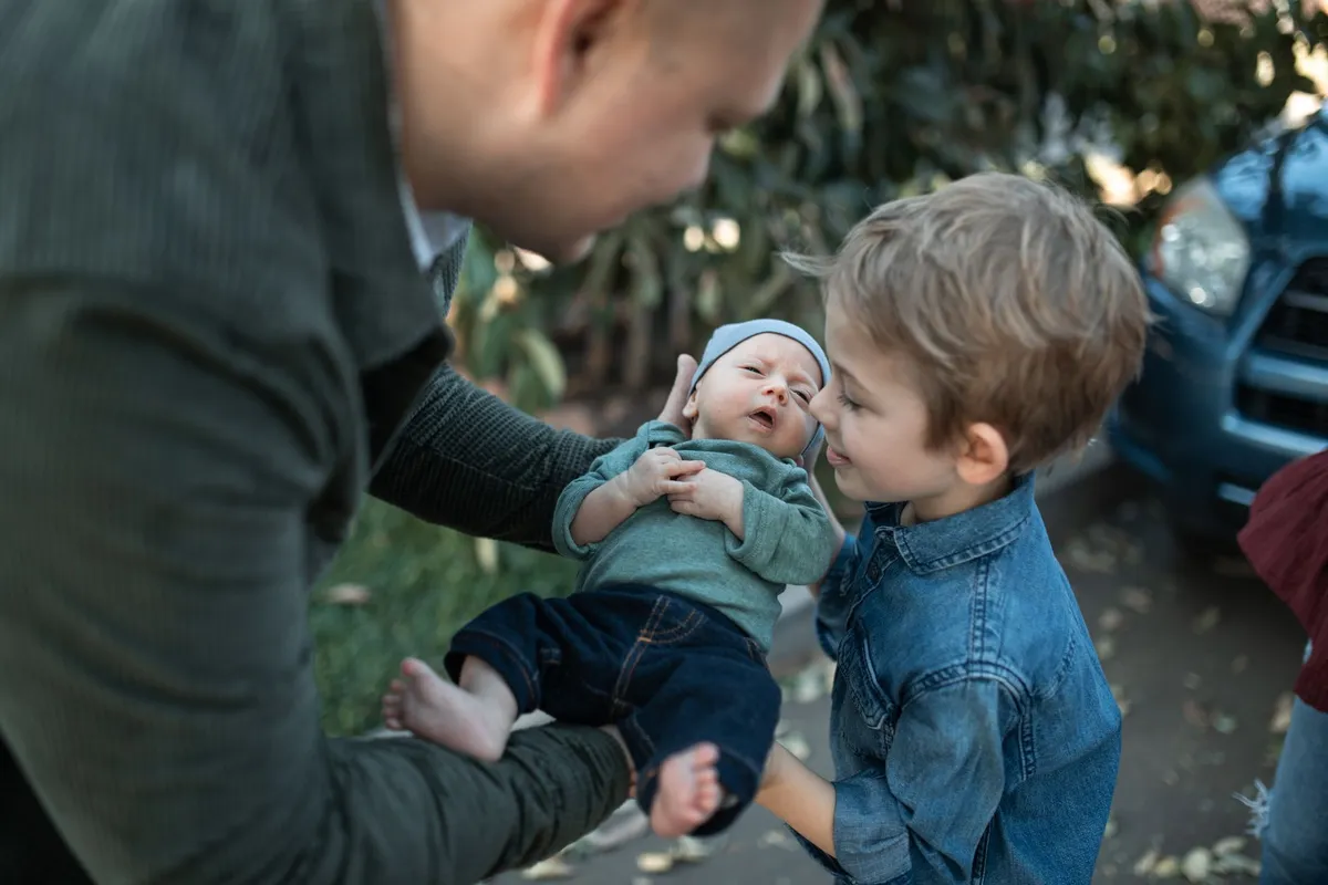 Cadeau grand frère à la naissance : quoi offrir à l'aîné (et pourquoi ça compte)