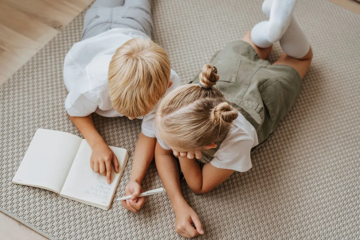 Jalousie entre frère et sœur : arrêter de comparer ses enfants (et quoi faire à la place)