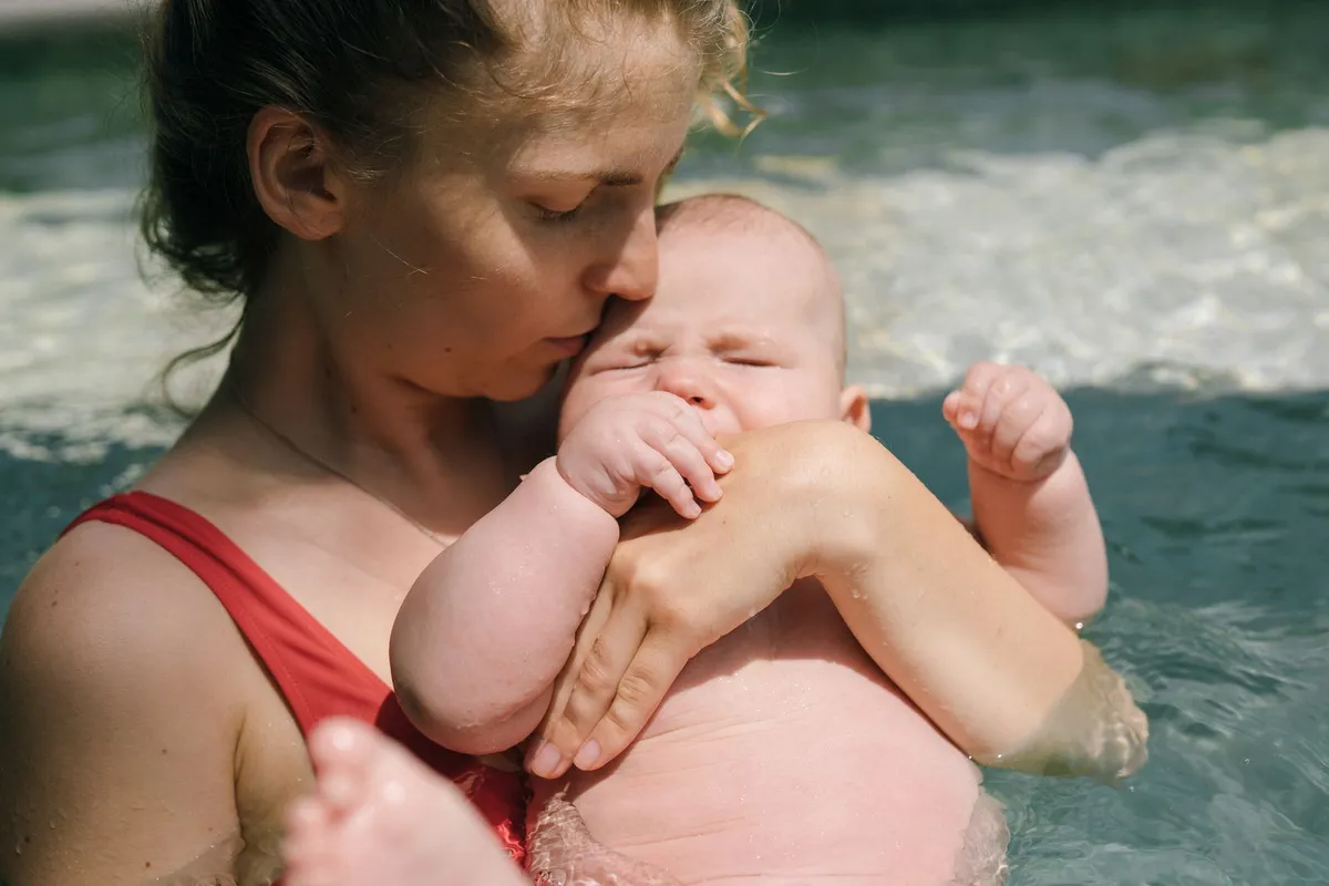 Coup de chaleur chez bébé : reconnaître les signes et réagir vite