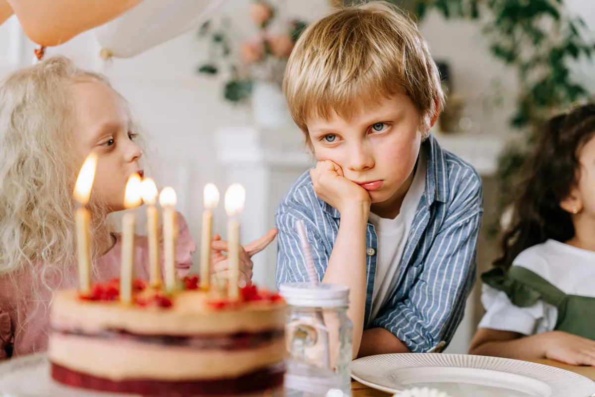 L'enfant du milieu : le deuxième est-il vraiment l'oublié de la fratrie ?