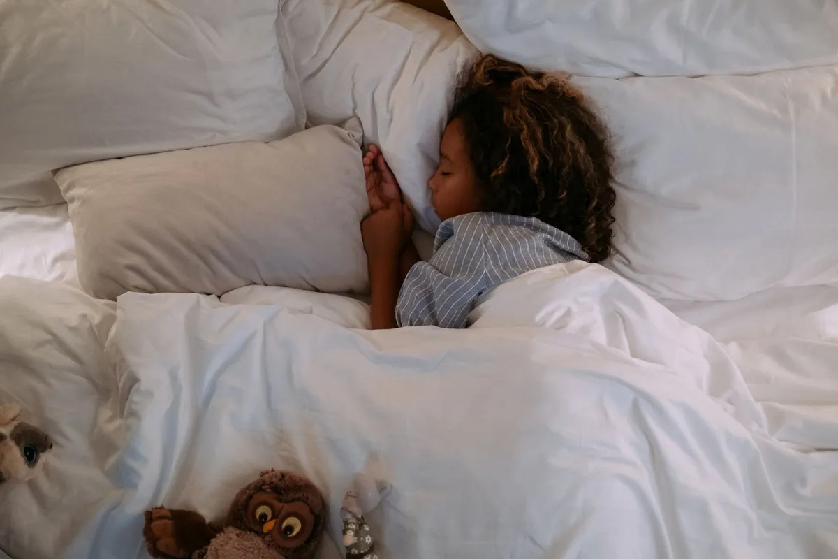 Mon enfant grince des dents la nuit : faut-il s'inquiéter et que faire ?