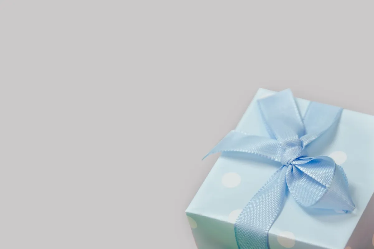 Idées cadeaux pour bébé : notre guide tendre par âge et par budget