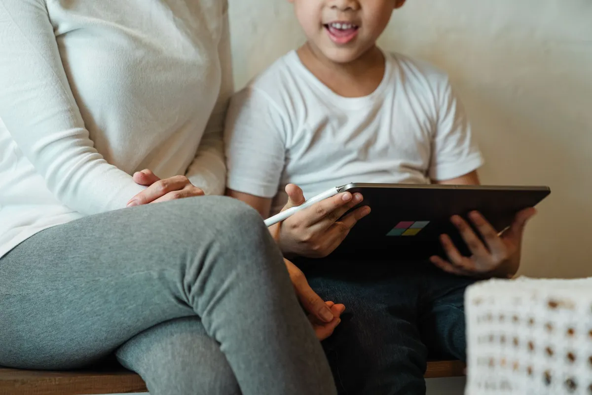 Introduire l'IA aux enfants : outils, applis et activités par âge