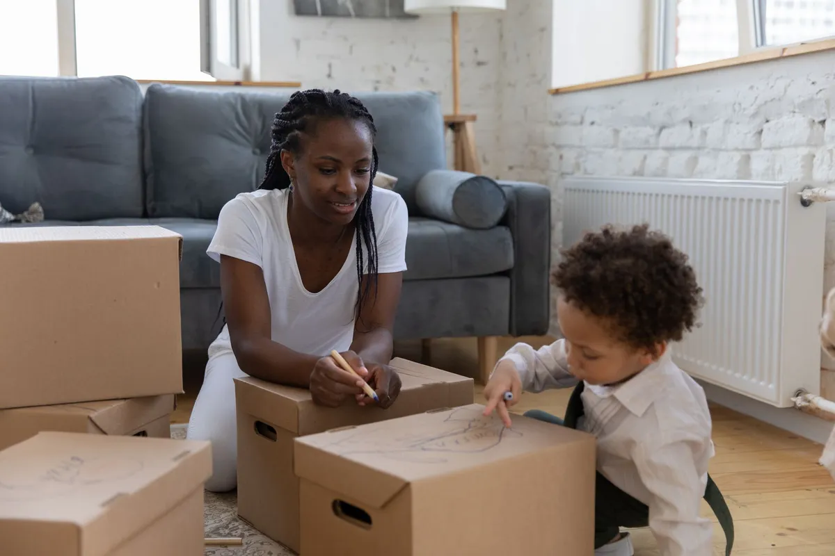 Maison en carton : comment la fabriquer avec ton enfant (et pourquoi il l'aimera plus que ses jouets)