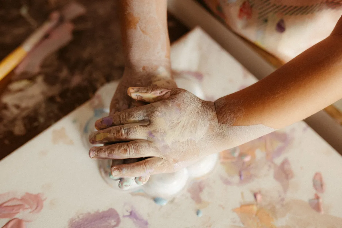 Pâte à modeler : tous les bienfaits et compétences développées chez l'enfant