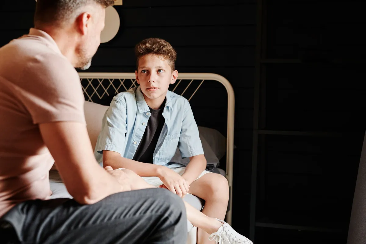 Phrases à éviter avec son enfant : 8 alternatives respectueuses (et quoi dire à la place)